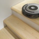 iRobot Roomba 615 Saugroboter an Treppenstufe