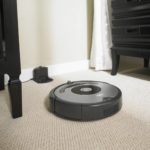 iRobot Roomba 615 Saugroboter saugt Zimmer