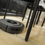 iRobot Roomba 615 Saugroboter auf Hartboden