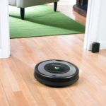 iRobot Roomba 772 Saugroboter saugt ein Zimmer