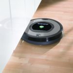 iRobot Roomba 772 Saugroboter saugt unter Schrank