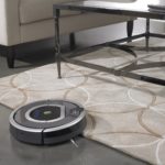iRobot Roomba 782 saugt den Boden