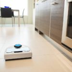 Neato BotVac D75 saugt Küchenboden