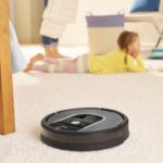 iRobot Roomba 960 Saugroboter saugt Boden