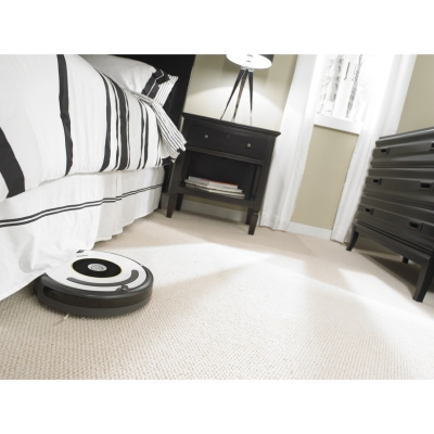 iRobot Roomba 620 Saugroboter saugt unter Sofa