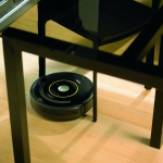 iRobot Roomba 650 Saugroboter saugt Stuhl