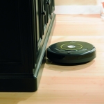 iRobot Roomba 650 Saugroboter an Möbel