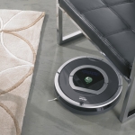 iRobot Roomba 780 unter dem Stuhl