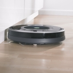iRobot Roomba 780 an der Wand