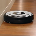 iRobot Roomba 565 PET an der Wand